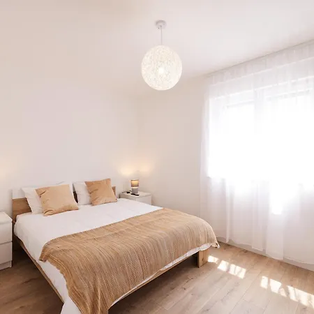Diklo - Modern 2 Bedroom Lägenhet